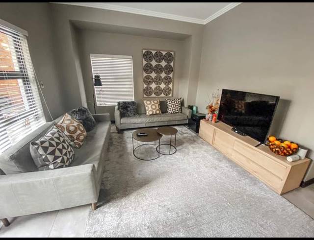 2 BEDROOM APARTMENT FOR SALE IN MENLO PARK